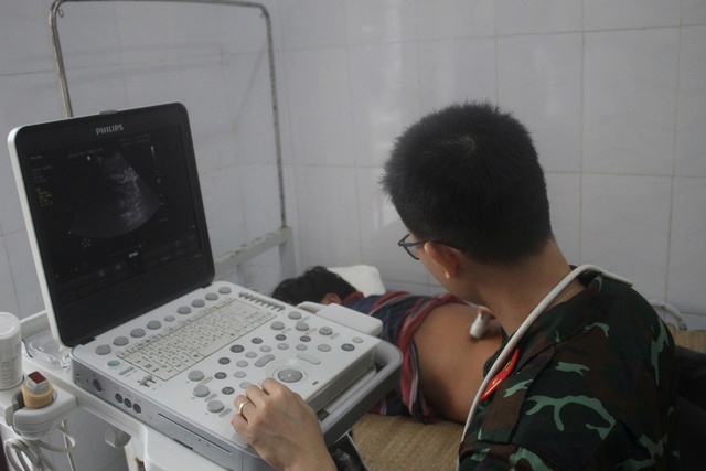 Quân y đảo Song Tử Tây cấp cứu ngư dân ngã từ độ cao 3 mét xuống mạn tàu- Ảnh 2.