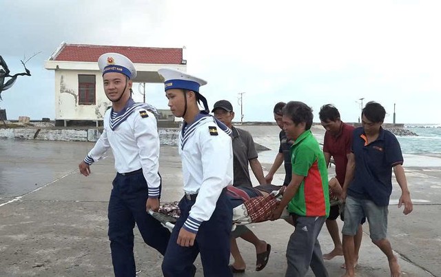 Quân y đảo Song Tử Tây cấp cứu ngư dân ngã từ độ cao 3 mét xuống mạn tàu- Ảnh 1.