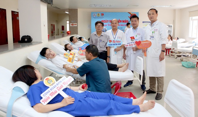 Nguồn máu điều trị thiếu hụt, hàng trăm thầy thuốc tình nguyện hiến máu- Ảnh 3. Nguồn máu điều trị thiếu hụt, hàng trăm thầy thuốc tình nguyện hiến máu- Ảnh 3.