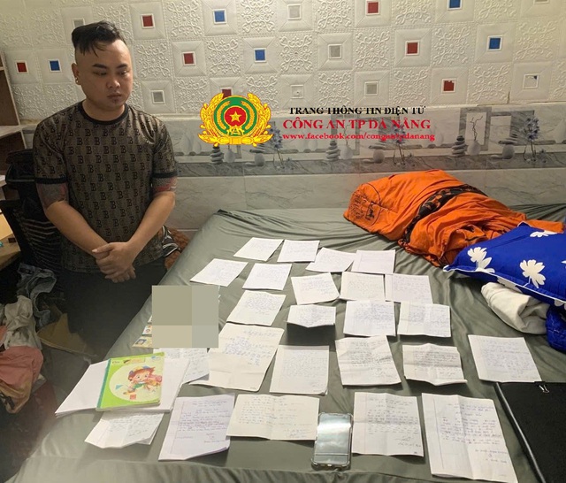 Bắt giữ nhóm đối tượng cho vay lãi nặng thu giữ nhiều hung khí nguy hiểm- Ảnh 2. Bắt giữ nhóm đối tượng cho vay lãi nặng thu giữ nhiều hung khí nguy hiểm- Ảnh 2.