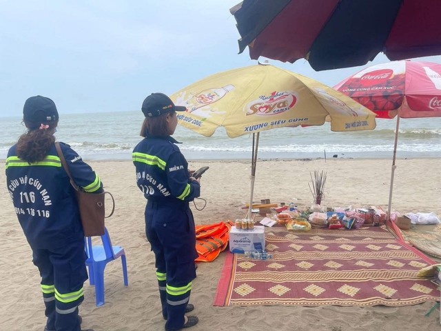 Tìm thấy thi thể cháu bé mất tích khi tắm biển Sầm Sơn- Ảnh 2.