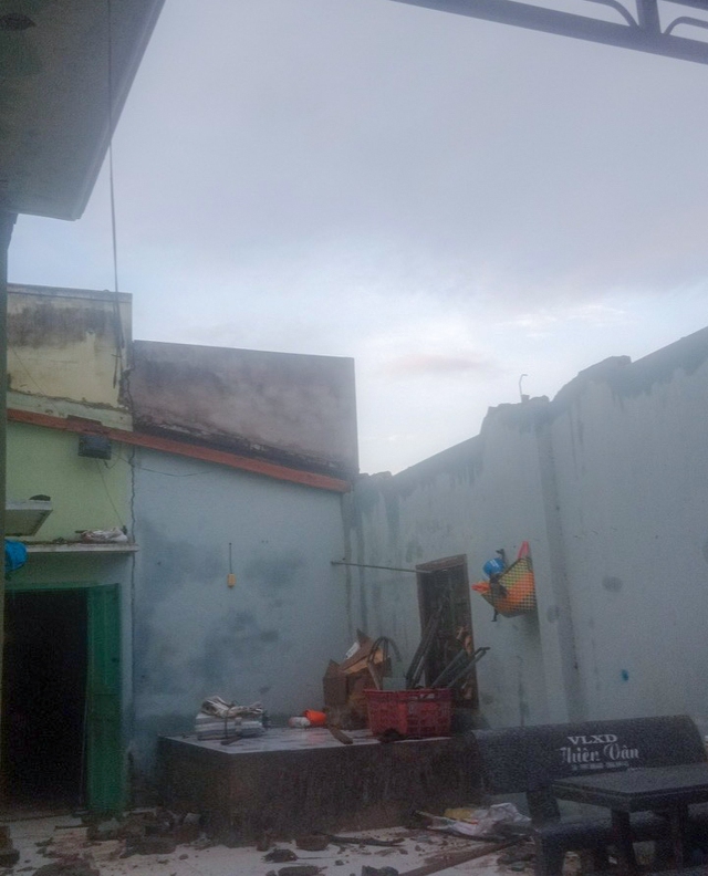 Hàng chục căn nhà ở Lâm Đồng bị tốc mái, trơ lại 4 bức tường- Ảnh 2. Hàng chục căn nhà ở Lâm Đồng bị tốc mái, trơ lại 4 bức tường- Ảnh 2.