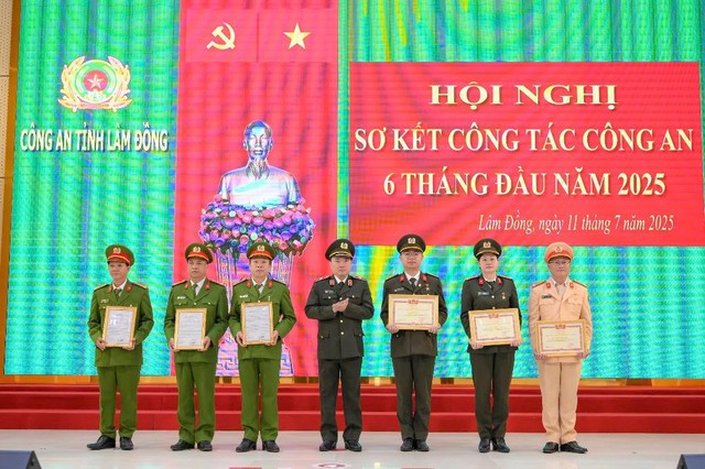 Thưởng nóng các đơn vị phá vụ án bắt giữ người thân của 'con nợ' để đòi 810 triệu đồng- Ảnh 1. Thưởng nóng các đơn vị phá vụ án bắt giữ người thân của 'con nợ' để đòi 810 triệu đồng- Ảnh 1.