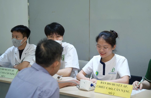 Gần 1.000 người có công được khám, tư vấn sức khỏe miễn phí- Ảnh 2. Gần 1.000 người có công được khám, tư vấn sức khỏe miễn phí- Ảnh 2.