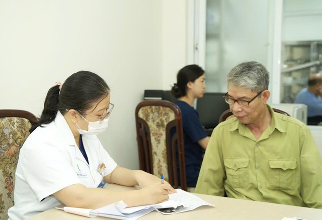 Gần 1.000 người có công được khám, tư vấn sức khỏe miễn phí- Ảnh 3. Gần 1.000 người có công được khám, tư vấn sức khỏe miễn phí- Ảnh 3.