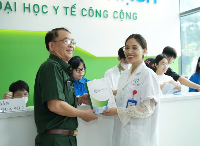 Gần 1.000 người có công được khám, tư vấn sức khỏe miễn phí- Ảnh 4. Gần 1.000 người có công được khám, tư vấn sức khỏe miễn phí- Ảnh 4.