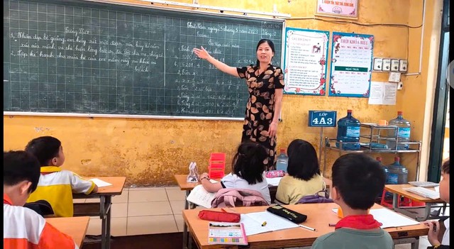 Giáo viên Hà Nội phấn khởi khi lần đầu nhận tiền thưởng theo Nghị định 73- Ảnh 2. Giáo viên Hà Nội phấn khởi khi lần đầu nhận tiền thưởng theo Nghị định 73- Ảnh 2.