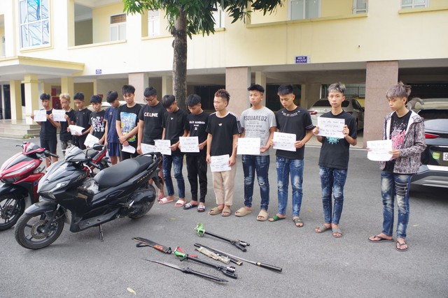 Tạm giữ 11 thanh, thiếu niên mang hung khí đuổi nhau trên đường- Ảnh 1. Tạm giữ 11 thanh, thiếu niên mang hung khí đuổi nhau trên đường- Ảnh 1.