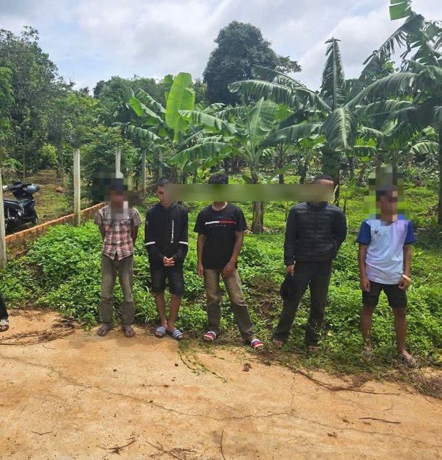 5 thanh thiếu niên cướp điện thoại, cầm cố lấy tiền... mua bia- Ảnh 1.