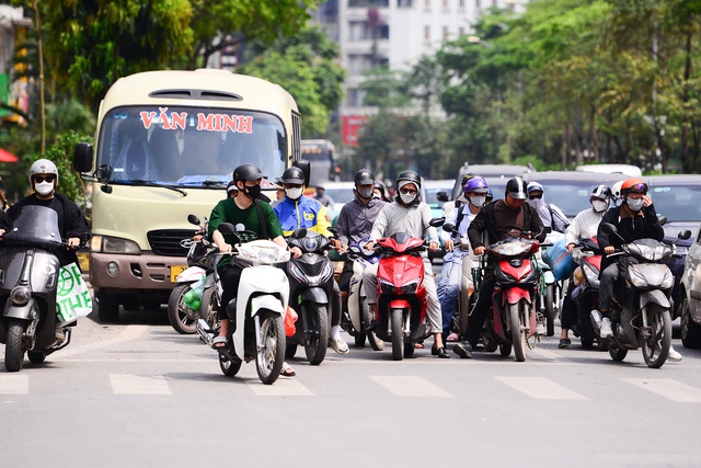 Nắng nóng gia tăng ở miền Bắc- Ảnh 2. Nắng nóng gia tăng ở miền Bắc- Ảnh 2.