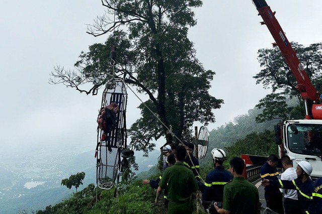 Du khách ngã xuống vực ở Ba Vì, cảnh sát phải dùng xe cẩu giải cứu- Ảnh 2. Du khách ngã xuống vực ở Ba Vì, cảnh sát phải dùng xe cẩu giải cứu- Ảnh 2.