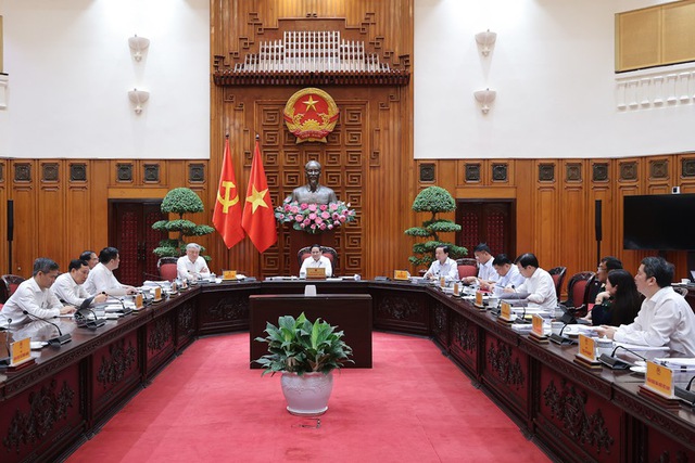Thủ tướng: Xây dựng Luật TMĐT phải thiết kế công cụ quản lý chất lượng hàng hóa, chống hàng giả, hàng nhái- Ảnh 1.