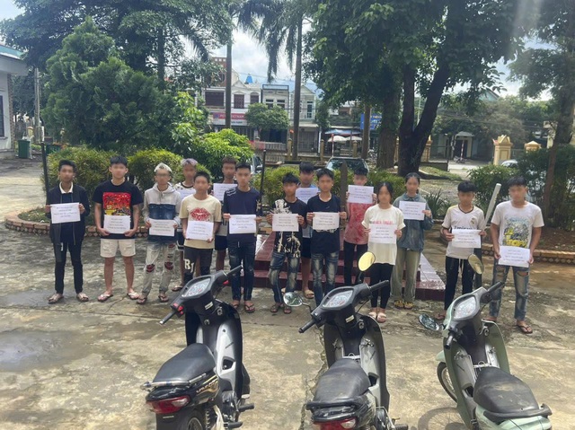 Ngăn chặn nhóm 15 thanh thiếu niên mang hung khí đi đánh nhau tại đèo Đá Trắng- Ảnh 1. Ngăn chặn nhóm 15 thanh thiếu niên mang hung khí đi đánh nhau tại đèo Đá Trắng- Ảnh 1.