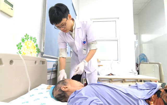 Hoại tử đầu do biến chứng nguy hiểm của zona- Ảnh 2. Hoại tử đầu do biến chứng nguy hiểm của zona- Ảnh 2.