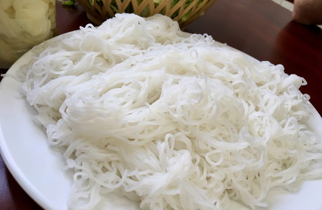 Vụ bún đổi màu đỏ ở Đà Nẵng: Kết quả bất ngờ từ kiểm nghiệm- Ảnh 2. Vụ bún đổi màu đỏ ở Đà Nẵng: Kết quả bất ngờ từ kiểm nghiệm- Ảnh 2.