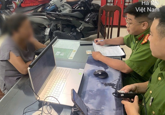 Người phụ nữ tự nhận khu vực để xe tại Nhà tang lễ Hà Nội là “bãi nhà tao” đã bị Công an phường Hoàn Kiếm mời lên làm việc và lập biên bản xử phạt hành chính. Người phụ nữ tự nhận khu vực để xe tại Nhà tang lễ Hà Nội là “bãi nhà tao” đã bị Công an phường Hoàn Kiếm mời lên làm việc và lập biên bản xử phạt hành chính.