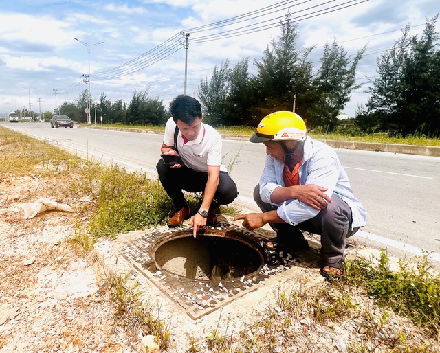 Gần 200 hố ga dọc tuyến đường vùng ven biển Quảng Trị bị mất nắp- Ảnh 4. Gần 200 hố ga dọc tuyến đường vùng ven biển Quảng Trị bị mất nắp- Ảnh 4.