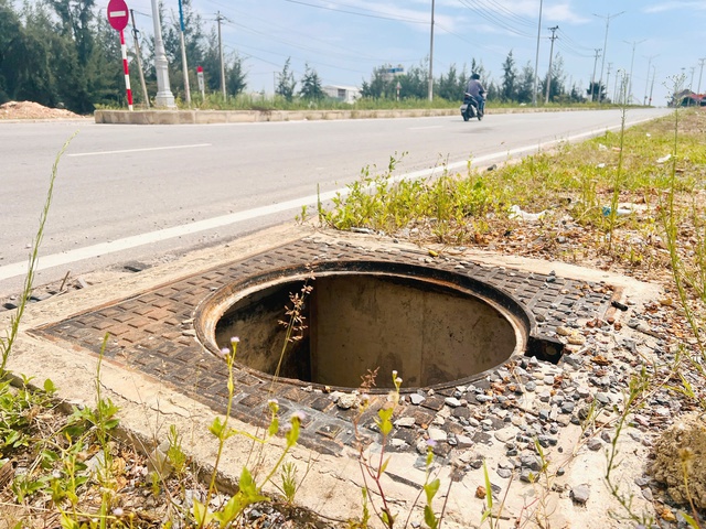 Gần 200 hố ga dọc tuyến đường vùng ven biển Quảng Trị bị mất nắp- Ảnh 2. Gần 200 hố ga dọc tuyến đường vùng ven biển Quảng Trị bị mất nắp- Ảnh 2.