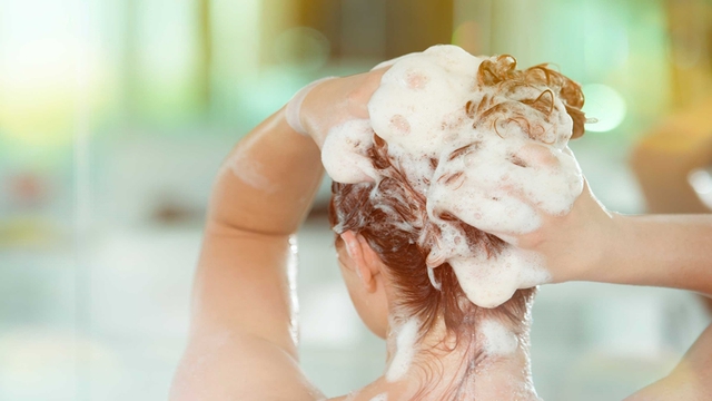 Bí quyết chăm sóc tóc mùa hè không thể bỏ qua- Ảnh 2. Bí quyết chăm sóc tóc mùa hè không thể bỏ qua- Ảnh 2.
