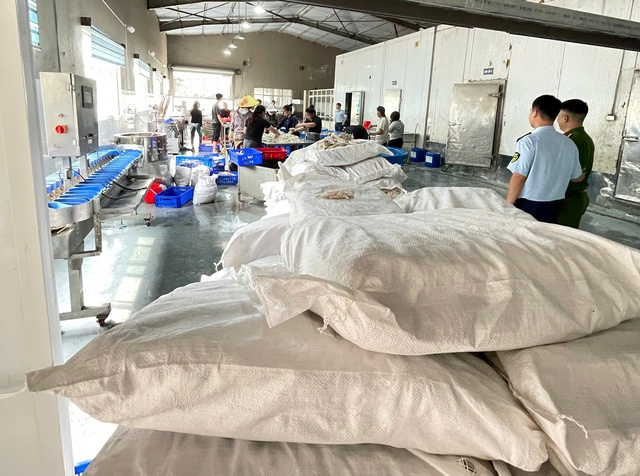 Cận cảnh kho đông lạnh chứa hơn 13 tấn chân gà ngâm hóa chất tẩy trắng- Ảnh 5.