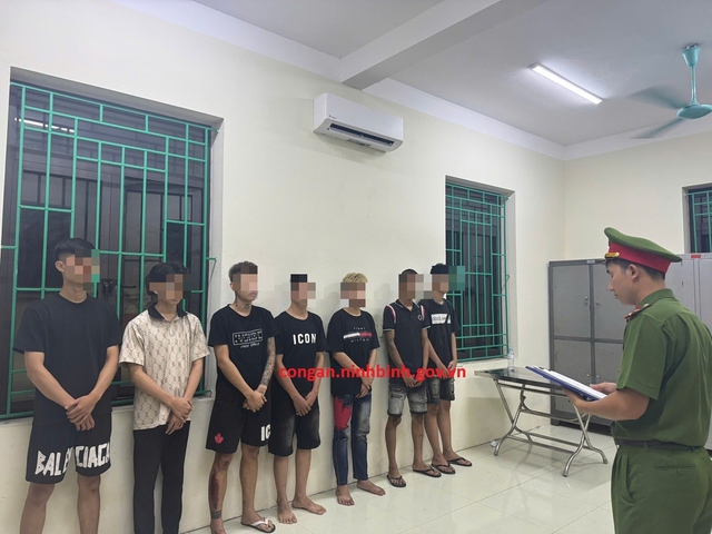 Khởi tố nhóm thanh niên chửi bới, ném vỏ chai vào xe ô tô đang lưu thông- Ảnh 1.