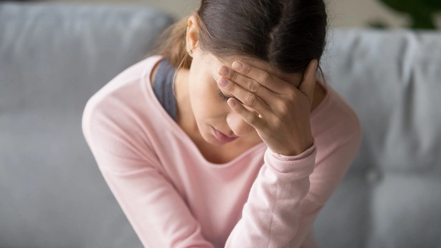 Thay đổi lối sống đối phó với chứng đau nửa đầu trong kỳ kinh- Ảnh 1. Thay đổi lối sống đối phó với chứng đau nửa đầu trong kỳ kinh- Ảnh 1.