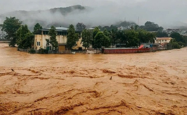 Khẩn cấp ứng phó với đợt thiên tai kép gồm gió bão và mưa kéo dài nhiều ngày- Ảnh 2. Khẩn cấp ứng phó với đợt thiên tai kép gồm gió bão và mưa kéo dài nhiều ngày- Ảnh 2.