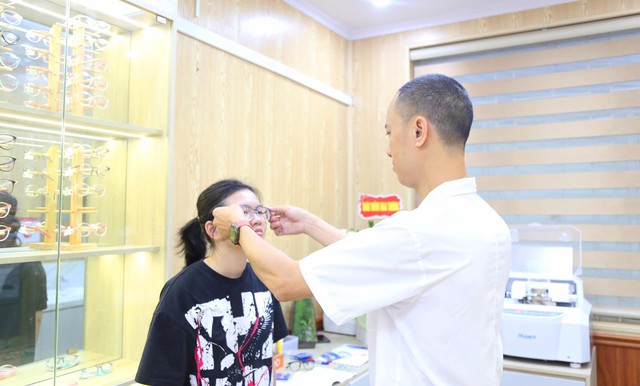 Bệnh viện Nhi Hải Phòng khai trương Phòng Kính mắt chuyên biệt dành riêng cho trẻ em- Ảnh 2.