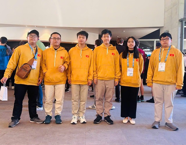 Hai chàng trai vàng Olympic Toán quốc tế 2025 đến từ Nghệ An và Hà Tĩnh- Ảnh 1. Hai chàng trai vàng Olympic Toán quốc tế 2025 đến từ Nghệ An và Hà Tĩnh- Ảnh 1.