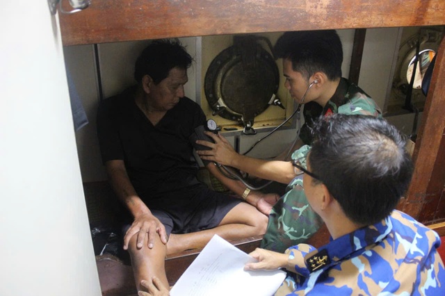 Tàu hải quân vượt sóng lớn đưa 2 ngư dân bị bệnh nặng trên biển vào đất liền- Ảnh 2.