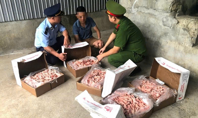 Tiêu hủy 1 tấn chân gà không rõ nguồn gốc- Ảnh 1.