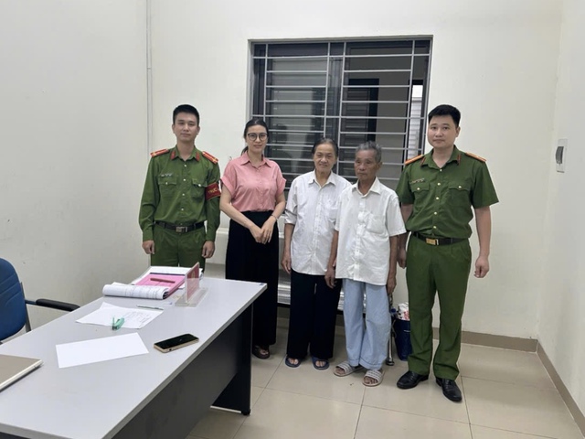 Cụ ông đi lạc giữa chiều muộn, được công an xã đưa về với gia đình- Ảnh 1.