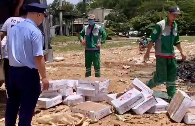 Tiêu hủy 1 tấn chân gà không rõ nguồn gốc- Ảnh 2.