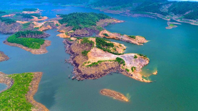 Vẻ đẹp hoang sơ của 'viên ngọc xanh' ở Hà Tĩnh- Ảnh 1.