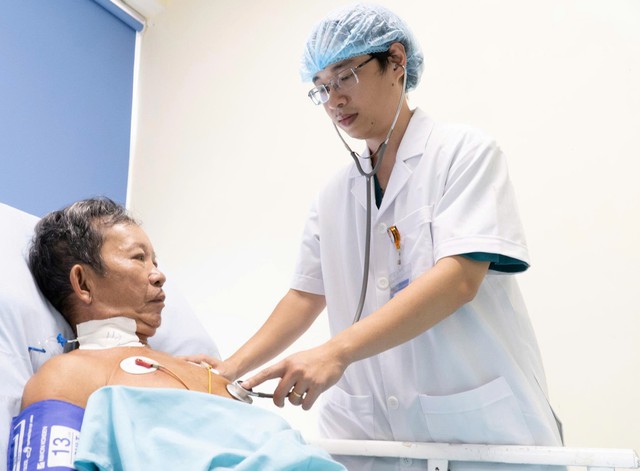 Chạm vào tổ ong vò vẽ, người đàn ông sốc phản vệ suýt mất mạng- Ảnh 1.