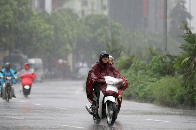 Sáng nay, Hà Nội có nguy cơ dông lốc, nhiều khu vực Bắc Bộ và Bắc Trung Bộ mưa lớn dù bão chưa vào đất liền- Ảnh 2.