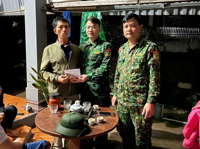 Ứng cứu kịp thời 4 ngư dân gặp nạn trên biển- Ảnh 1.