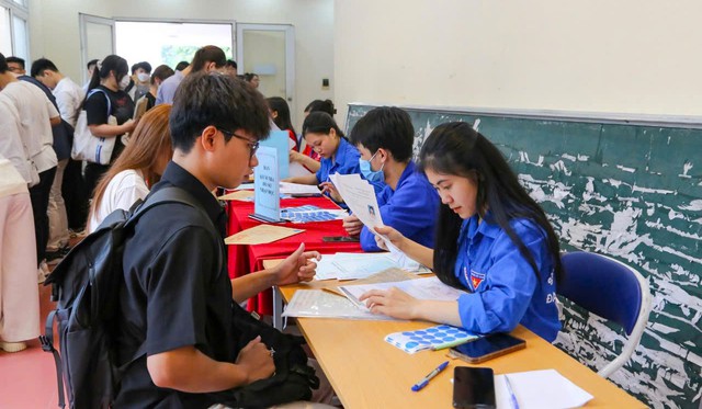 Chuyên gia dự báo thế nào về điểm chuẩn khối Sức khỏe 2025?- Ảnh 1.