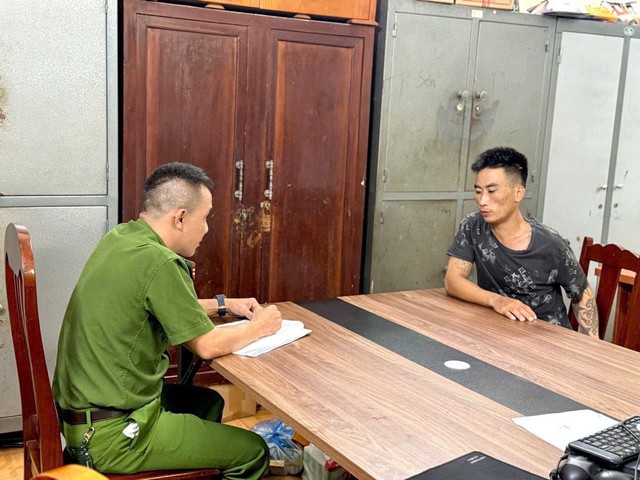 Bắt đối tượng đập vỡ kính  taxi, khống chế một phụ nữ bằng dao tại Phú Thọ- Ảnh 1.
