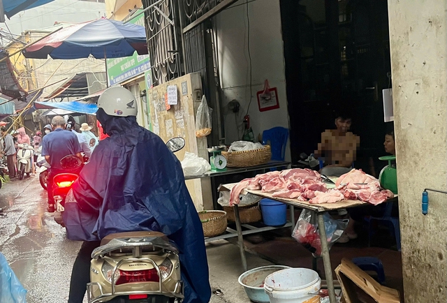Tiểu thương 'chật vật' giữ khách trước dịch tả lợn Châu Phi- Ảnh 2.