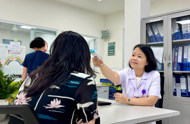Bác sĩ chỉ cách phòng bệnh truyền nhiễm mùa mưa bão- Ảnh 1.