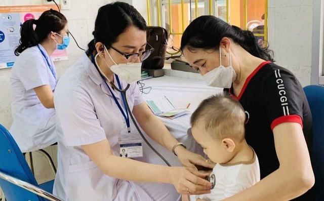 Vaccine sởi phủ khắp Quảng Ninh trước thời hạn- Ảnh 2. Vaccine sởi phủ khắp Quảng Ninh trước thời hạn- Ảnh 2.