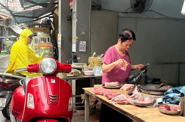 Tiểu thương 'chật vật' giữ khách trước dịch tả lợn Châu Phi- Ảnh 1.