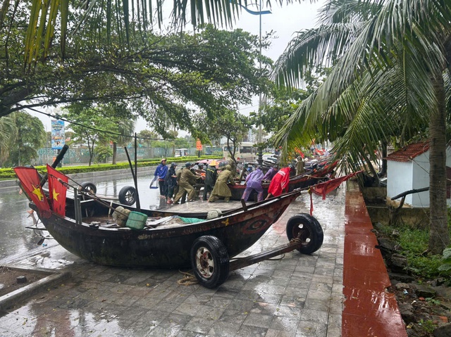Video: Thanh Hoá đưa thuyền, bè lên đường phố tránh bão- Ảnh 4. Video: Thanh Hoá đưa thuyền, bè lên đường phố tránh bão- Ảnh 4.