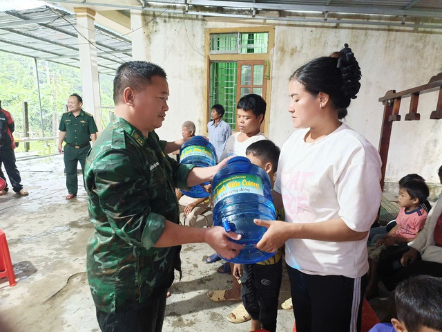 BĐBP Nghệ An di dời khẩn cấp người dân xã biên giới ra khỏi vùng sạt lở- Ảnh 2. BĐBP Nghệ An di dời khẩn cấp người dân xã biên giới ra khỏi vùng sạt lở- Ảnh 2.