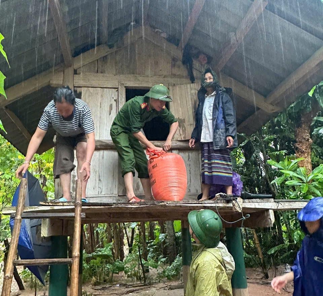 Công an, bộ đội căng mình giúp dân trong lũ- Ảnh 6. Công an, bộ đội căng mình giúp dân trong lũ- Ảnh 6.