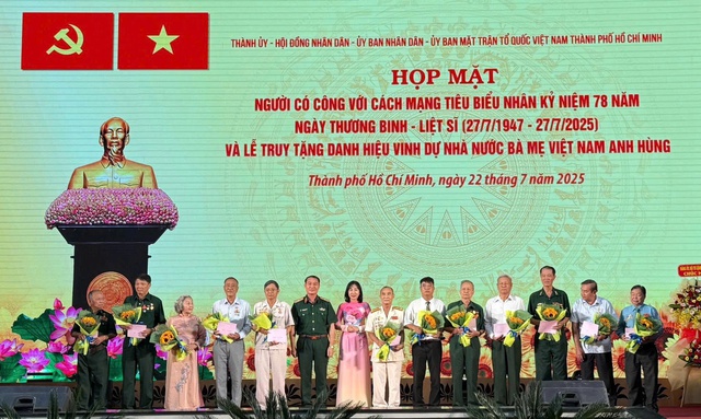 TPHCM tri ân người có công, truy tặng danh hiệu 6 Bà Mẹ Việt Nam Anh hùng- Ảnh 3. TPHCM tri ân người có công, truy tặng danh hiệu 6 Bà Mẹ Việt Nam Anh hùng- Ảnh 3.