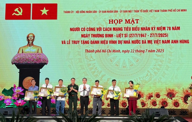 TPHCM tri ân người có công, truy tặng danh hiệu 6 Bà Mẹ Việt Nam Anh hùng- Ảnh 2. TPHCM tri ân người có công, truy tặng danh hiệu 6 Bà Mẹ Việt Nam Anh hùng- Ảnh 2.