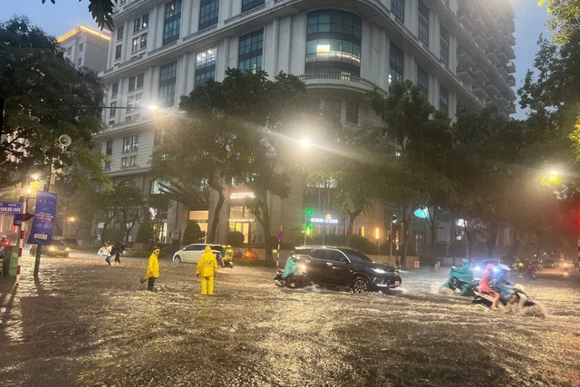 Chiều nay, Hà Nội mưa dông mạnh do hoàn lưu bão số 3- Ảnh 2. Chiều nay, Hà Nội mưa dông mạnh do hoàn lưu bão số 3- Ảnh 2.