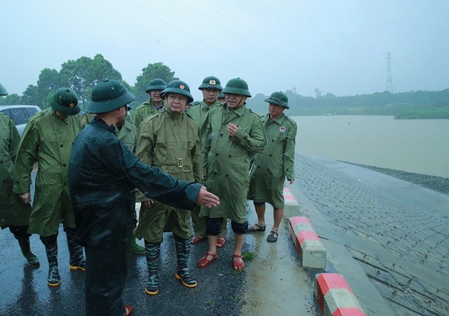 Phó Thủ tướng: Trọng tâm ứng phó lúc này là mưa lớn, cần rà soát kỹ lưỡng vùng nguy cơ sạt lở, lũ ống, lũ quét- Ảnh 1. Phó Thủ tướng: Trọng tâm ứng phó lúc này là mưa lớn, cần rà soát kỹ lưỡng vùng nguy cơ sạt lở, lũ ống, lũ quét- Ảnh 1.